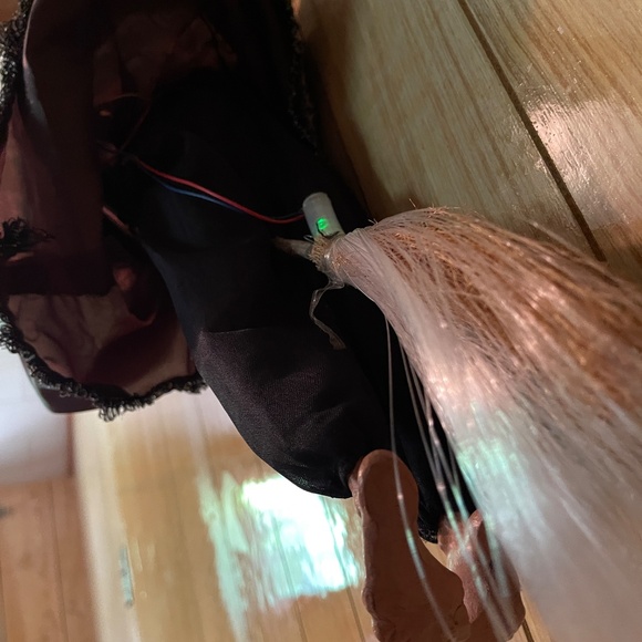 Flying eye flashing cackling fashionable animated Halloween witch - Picture 6 of 11